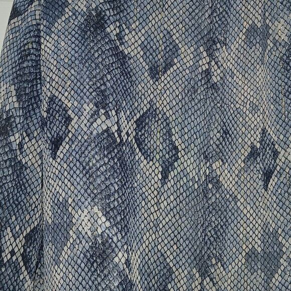 White House Black Market blue white snakeskin print blouse Sz 0 XS NWOT - Picture 5 of 6